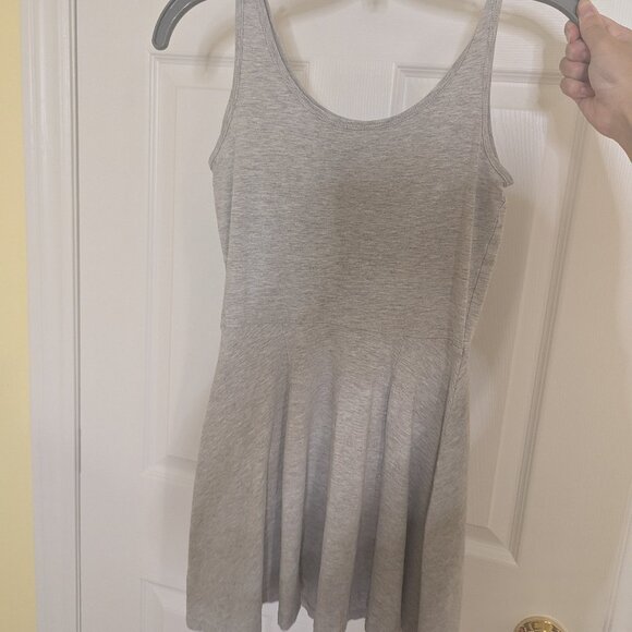 Simple H&M dresses - Picture 1 of 2